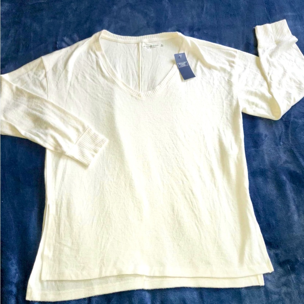 Abercrombie and Fitch Boyfriend Tee size Medium NWT - Picture 1 of 5